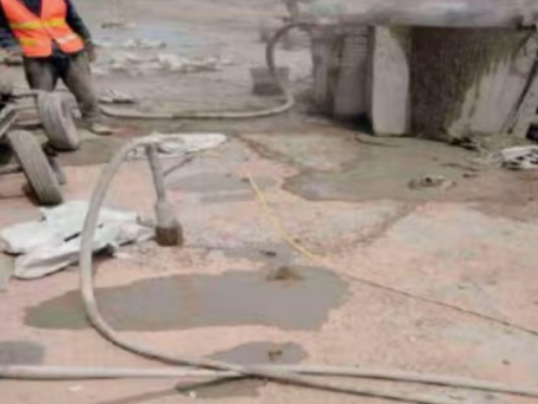 绥滨水泥混凝土路面板底注浆技术 路面脱空注浆整治方案